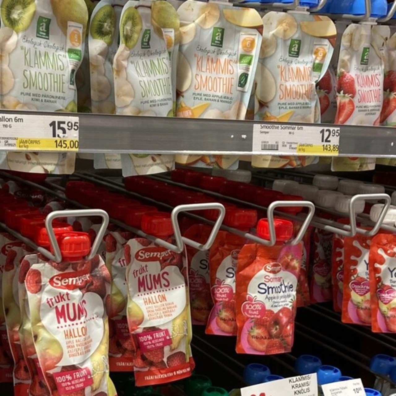 Så kallade fruktklämmisar hängande på butikshylla på Coop