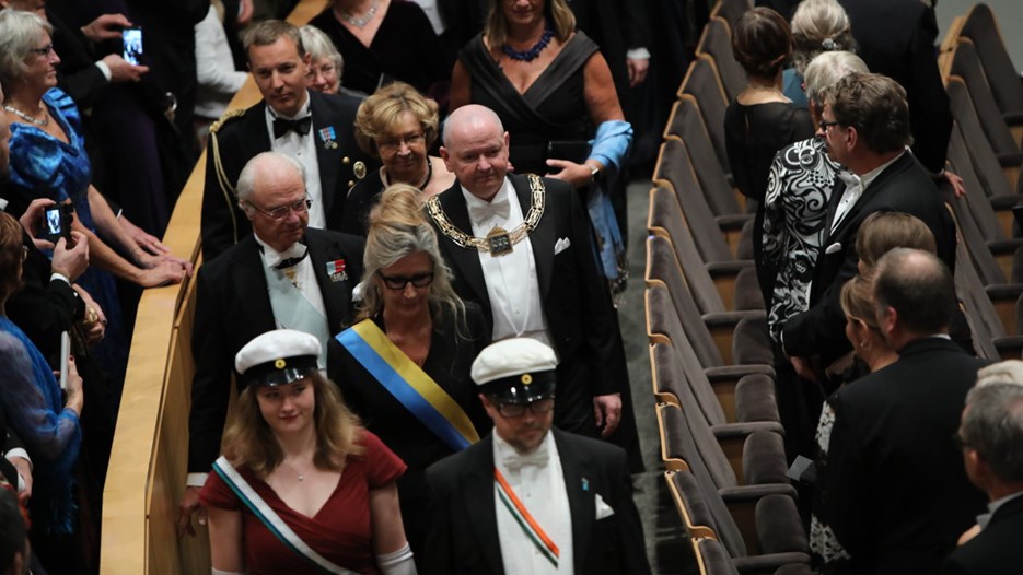 Studentmarskalkar går först i processionen vid Årshögtidens ceremoni.