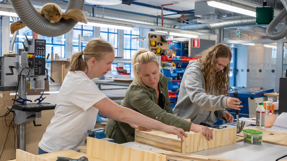 Alexandra Björnham hjälper Annica och Leya att bygga ett fladdermusholk