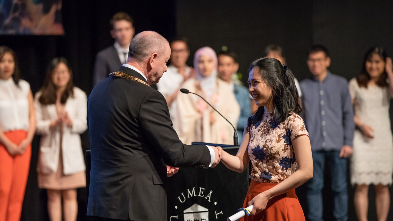 Rektor Hans Adolfsson delar ut diplom till studenten Hien Kim Le Thi vid Graduation Ceremony 2019