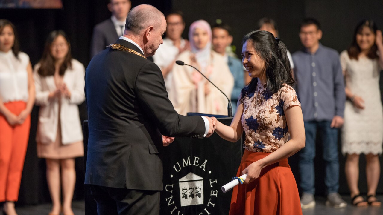 Rektor Hans Adolfsson delar ut diplom till studenten Hien Kim Le Thi vid Graduation Ceremony 2019