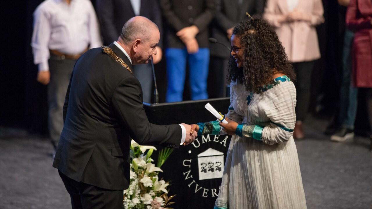 Rektor delar ut diplom till student på Graduation Ceremony 2019