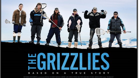 Bioaffisch för The Grizzlies visar sex ungdomar i vinterkläder med lacreossklubbor mot en ljusblå himmel och fjäll i bakgrunden