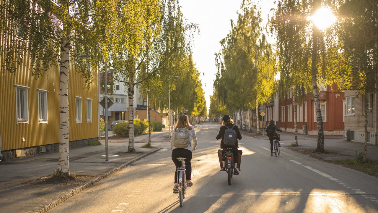 Tre studenter cyklar Öst på stan i Umeå