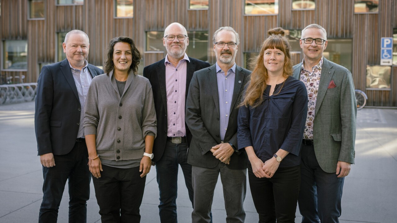 Bild på ledningen vid Arkitekthögskolan tillsammans med rektor och dekan