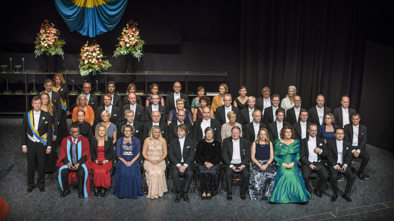 Gruppbild på festföremålen på Aula Nordicas scen vid Årshögtiden 2018.