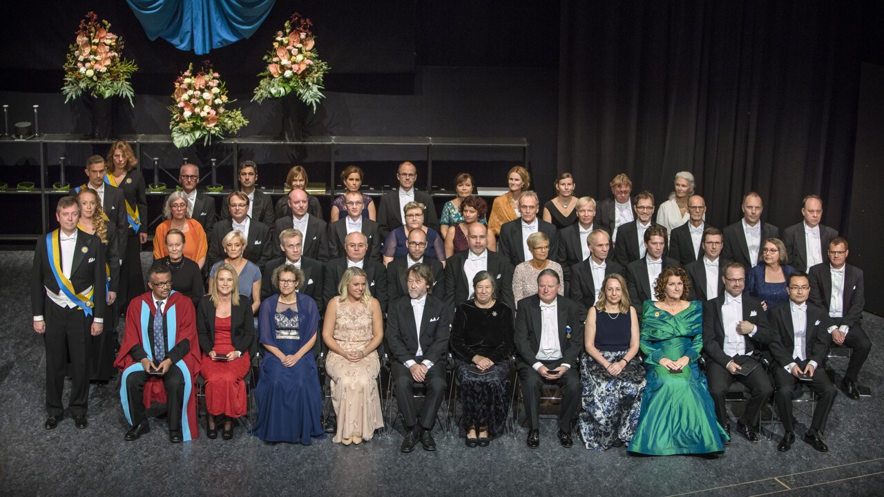 Gruppbild på festföremålen på Aula Nordicas scen vid Årshögtiden 2018.