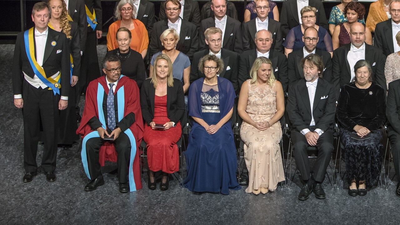 Gruppbild på festföremålen på Aula Nordicas scen vid Årshögtiden 2018.