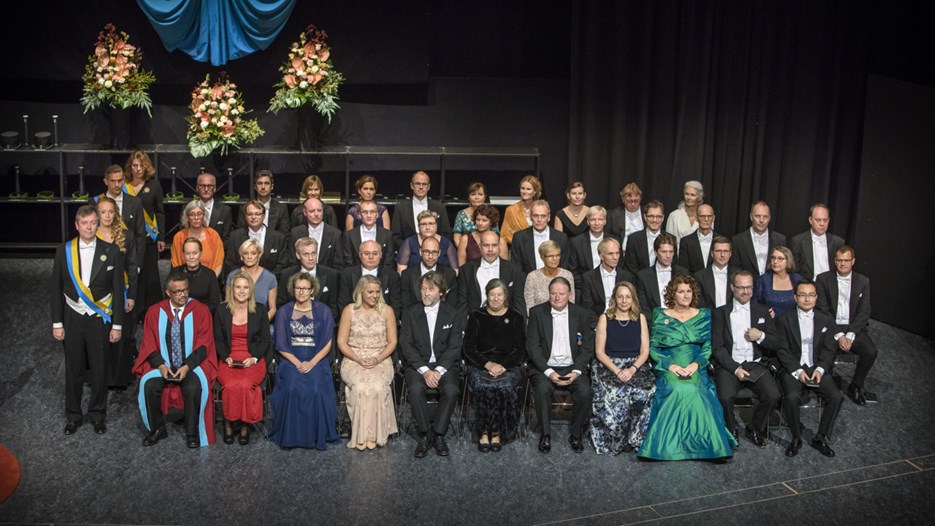 Gruppbild på festföremålen på Aula Nordicas scen vid Årshögtiden 2018.