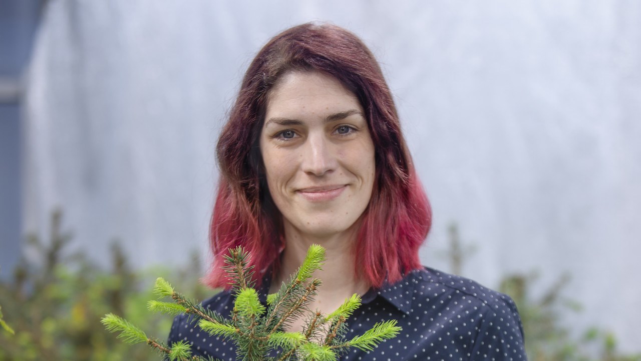 Porträtt på Julia Haas, forskningsassistent vid Institutionen för fysiologisk botanik.