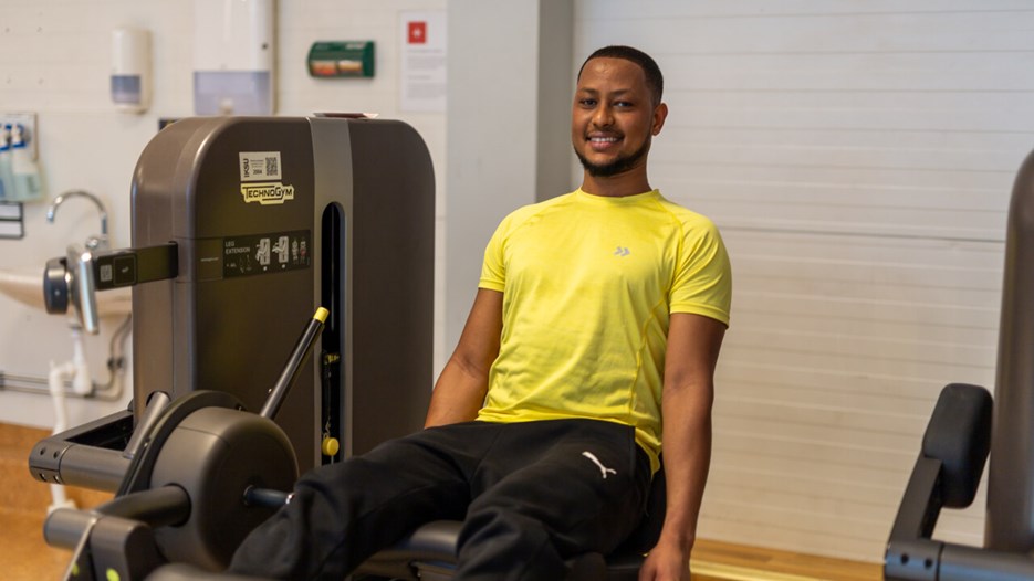 Person som tränar på gym.