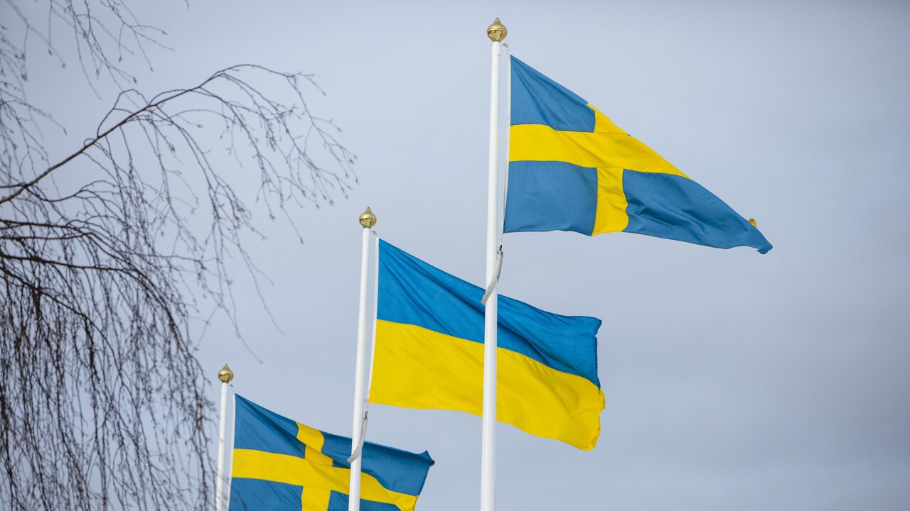 Svenska flaggor och ukrainsk flagga hissade på campus.