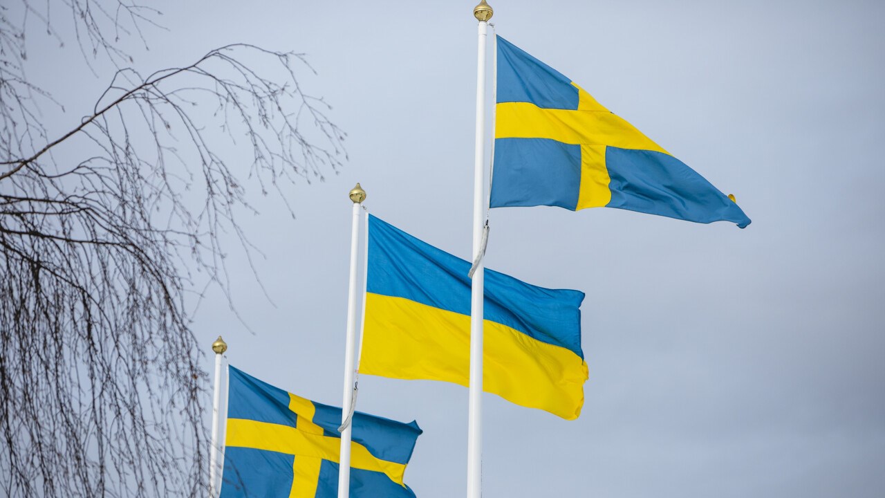 Svenska flaggor och ukrainsk flagga hissade på campus.