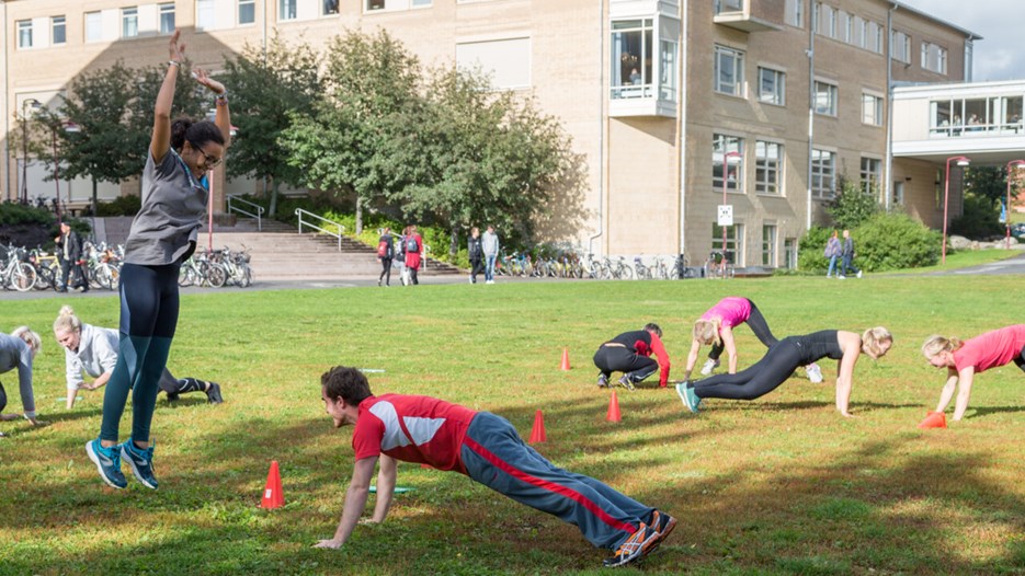 Deltagare motionerar vid Hälsans dag på campus september 2018.