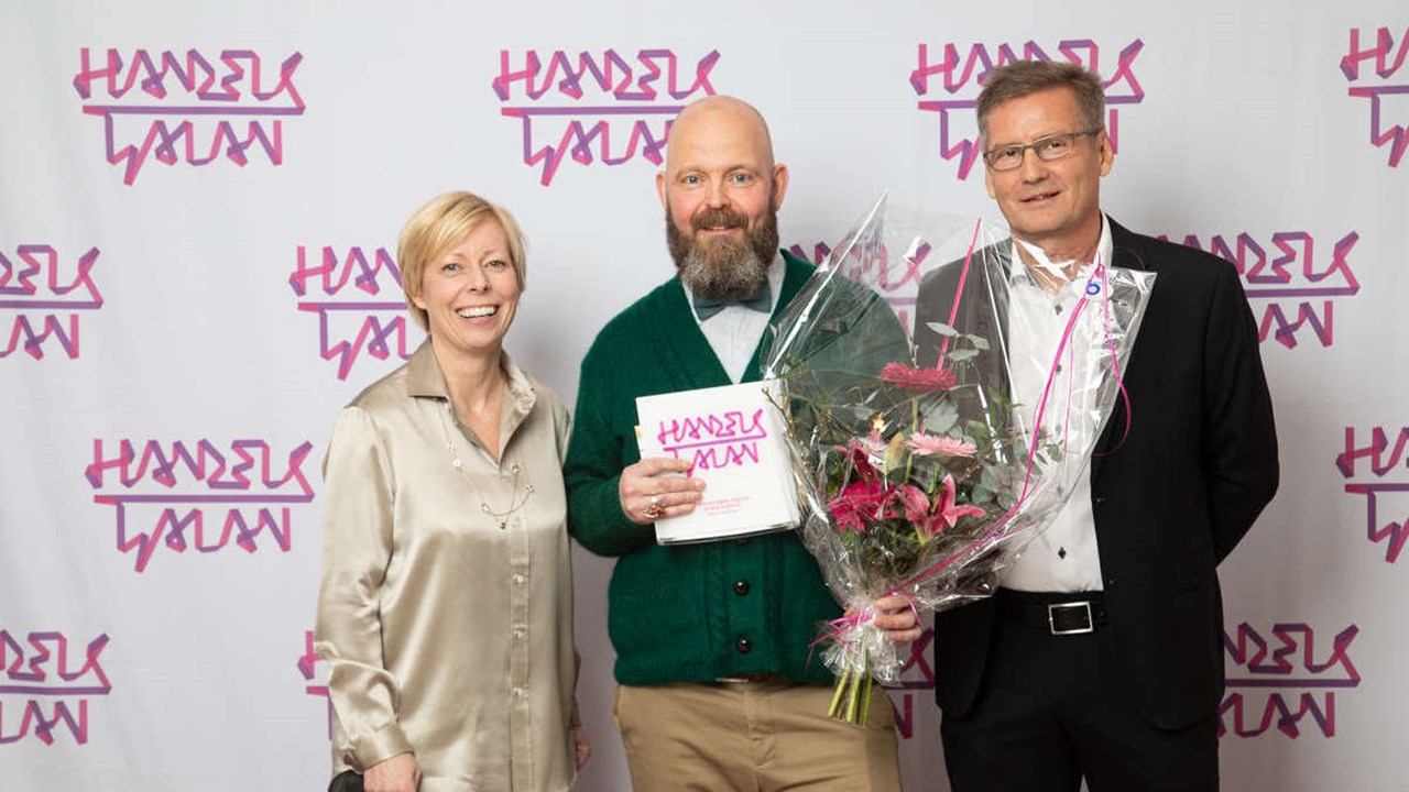 Sofia Lundberg, Rektor Handelshögskolan och Håkan Bäckström, VD på Folkets Hus delar ut priset till Daniel Grankvist (i mitten).