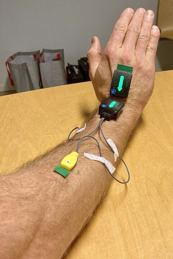 Hand med mätutrustning