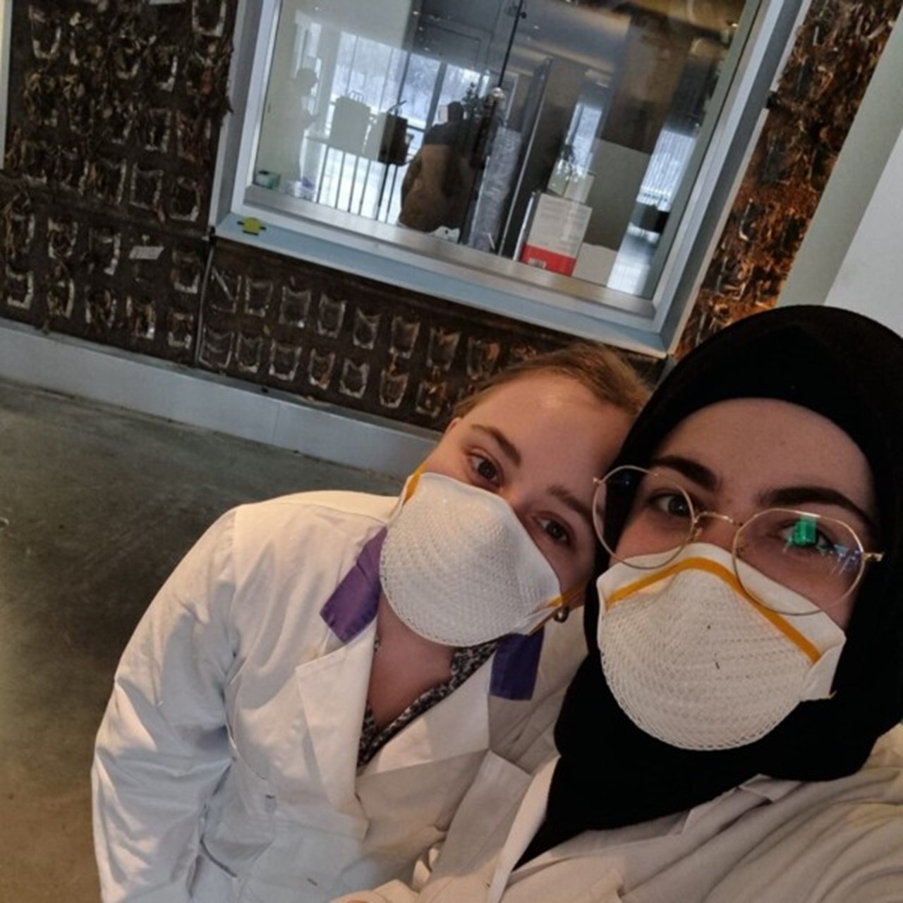 Hanna and Rana, thesis students in molecular biology