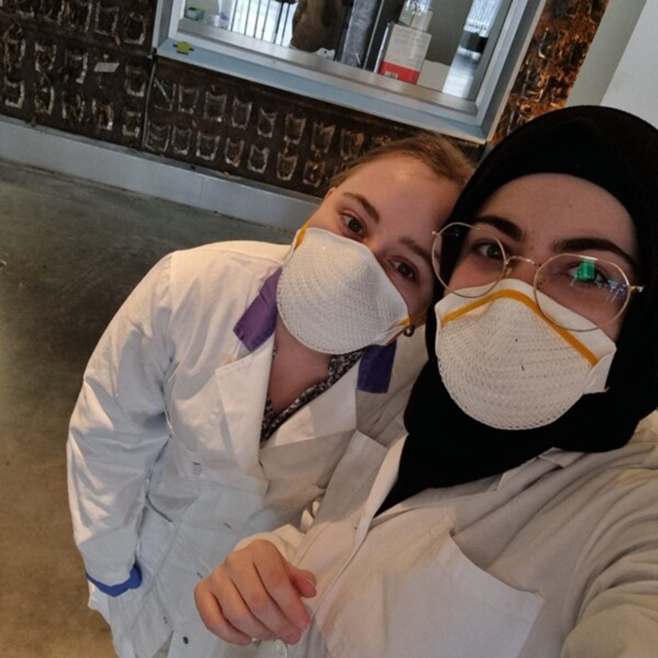Hanna and Rana, thesis students in molecular biology