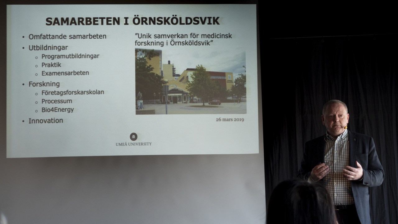 Umeå universitets rektor, Hans Adolfsson, föreläser om möjligheter med forskning och utveckling.