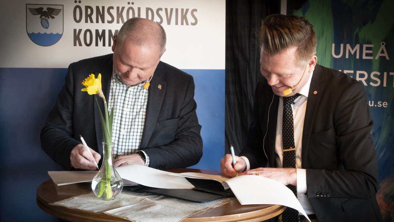 Umeå universitetets rektor, Hans Adolfsson, och Per Nyhlén, ordförande för kommunkoncernen i Örnsköldsvik, skriver under ett strategiskt partnerskapsavtal.