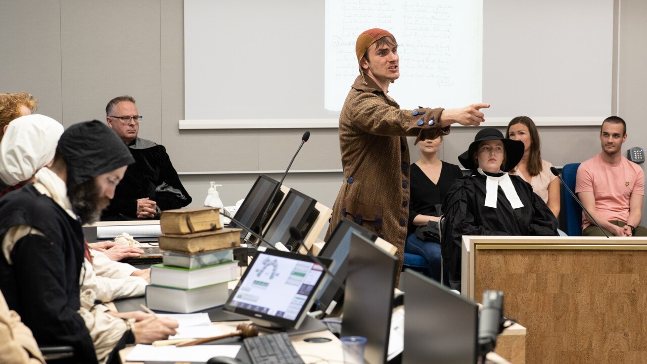 Tobaksinspektören Petter Rokman, spelad av Alfred Wittboldt, alumn från Juristprogrammet vid Umeå universitet, anklagade pigan Karin Larsdotter för att ha rest till Blåkulla med hans dotter.