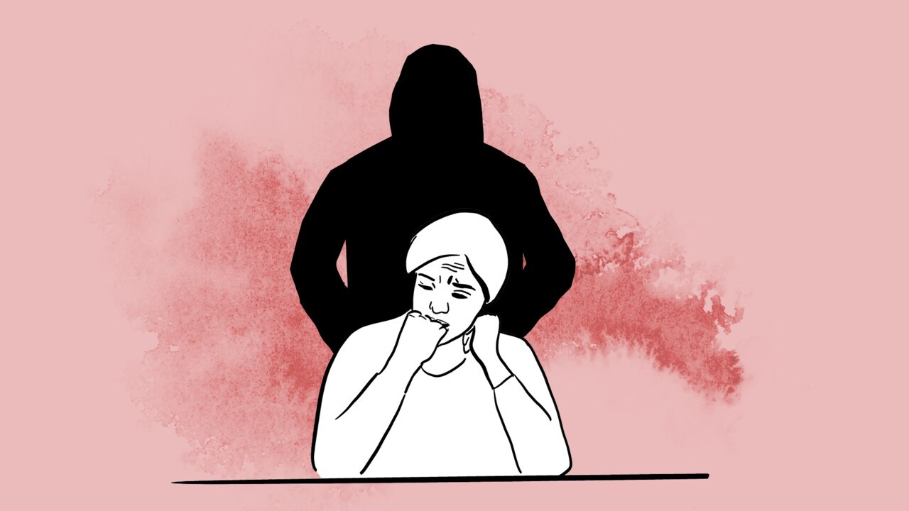 En bekymrad person sitter framför en svart siluett.