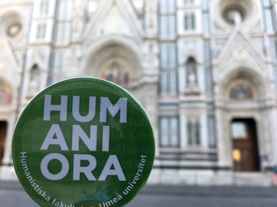 Humanioraklistermärke framför byggnad i Florens.