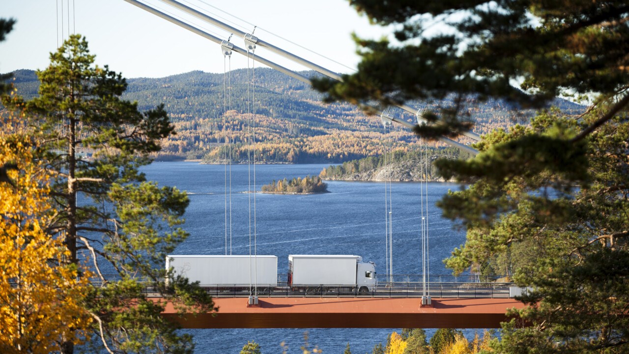 Lastbil kör över Höga kusten-bron