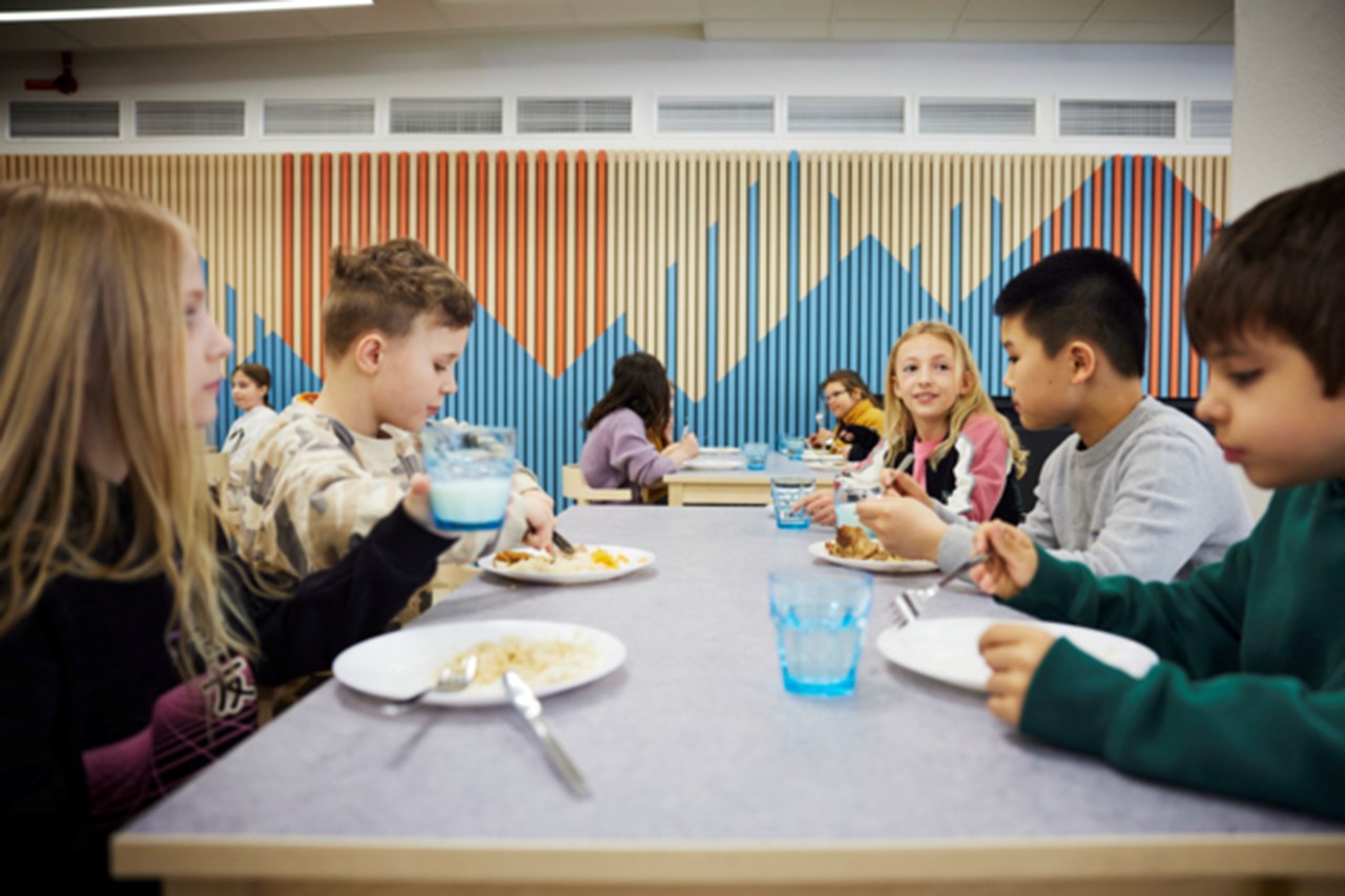 Elever äter skollunch.