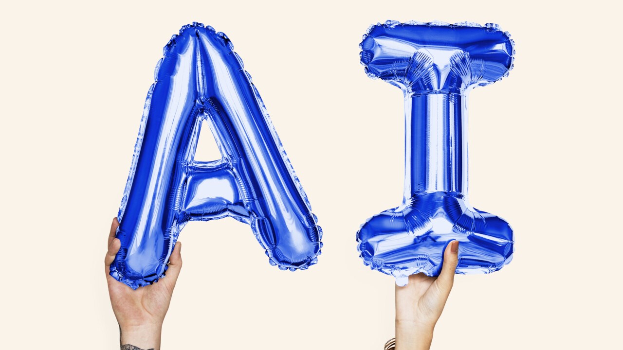 Två händer håller upp blå bokstavsballonger med bokstäverna A och I. För at illustrera artificiell intelligens.