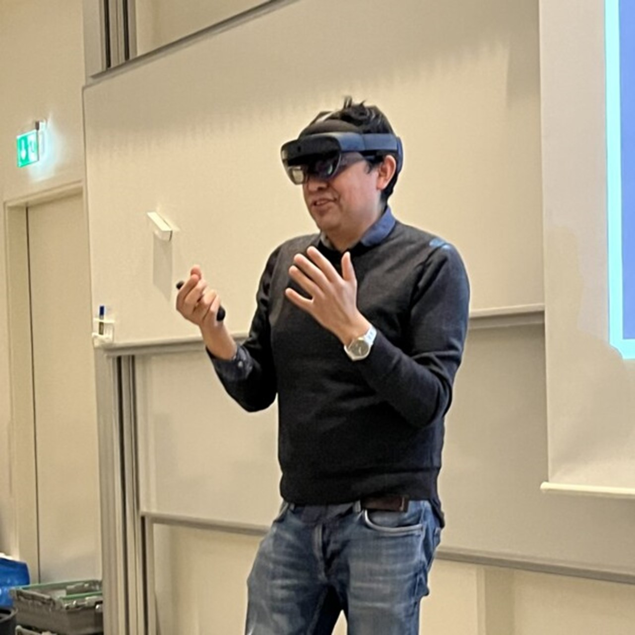 Juan Carlos med VR-glasögon