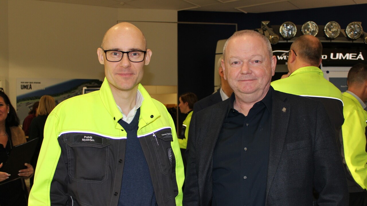 Volvos platschef, Patrik Nyström, tillsammans med Hans Adolfsson, rektor vid Umeå universitet.