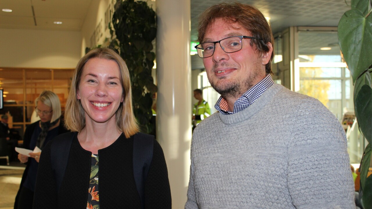 Katarina Henriksson från Enheten för externa relationer och matematikforskaren Patrik Rydén besöker Volvo.