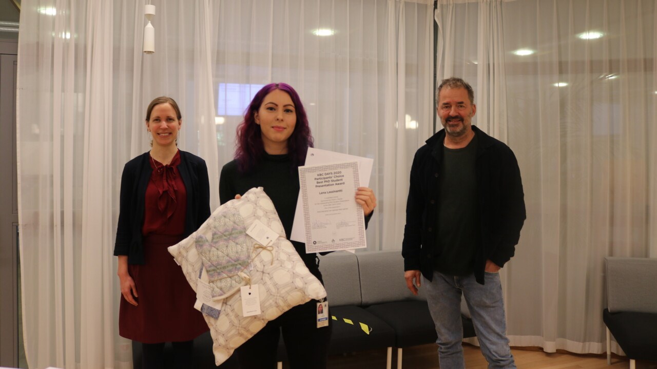 Lena Lassinantti (Department of Medical Biochemistry and Biophysics, UmU) receives the Participants’ Choice Best PhD Student Presentation Award during the award ceremony organised as a follow-up of the KBC DAYS 2020 conference