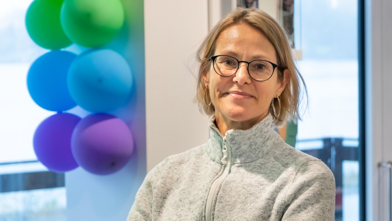 Charlotta Turborn i biblioteket på Konstnärligt campus