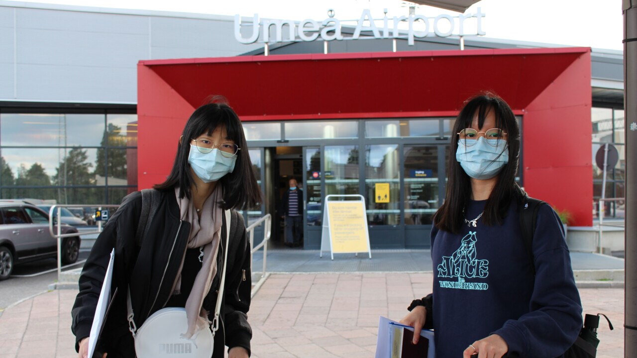 Studenterna Lingci Wang och Ming-Yu Chen på Umeå flygplats.