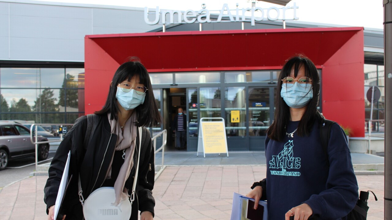 Exchange students Lingci Wang and Ming-Yu Chen at Umeå Airport.