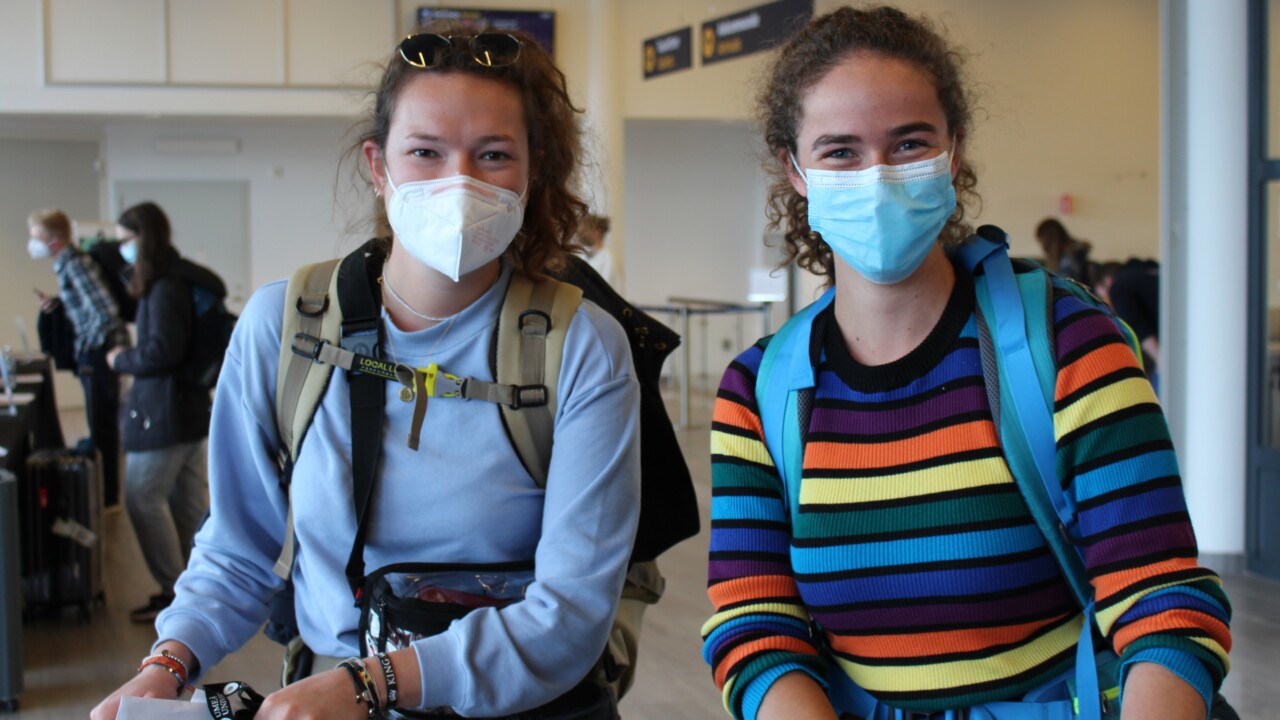 Pascalle van den Heuvel och Theresa König på flygplatsen i Umeå.