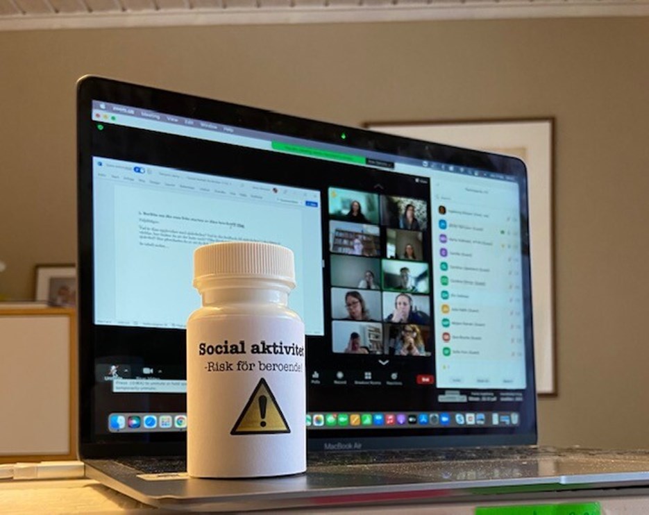 Pillerburk med Social aktivitet på recept framför ett digitalt möte på bärbar dator