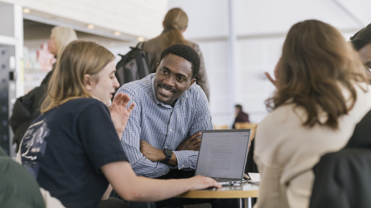 Internationella studenter studerar i caféet i Lindellhallen