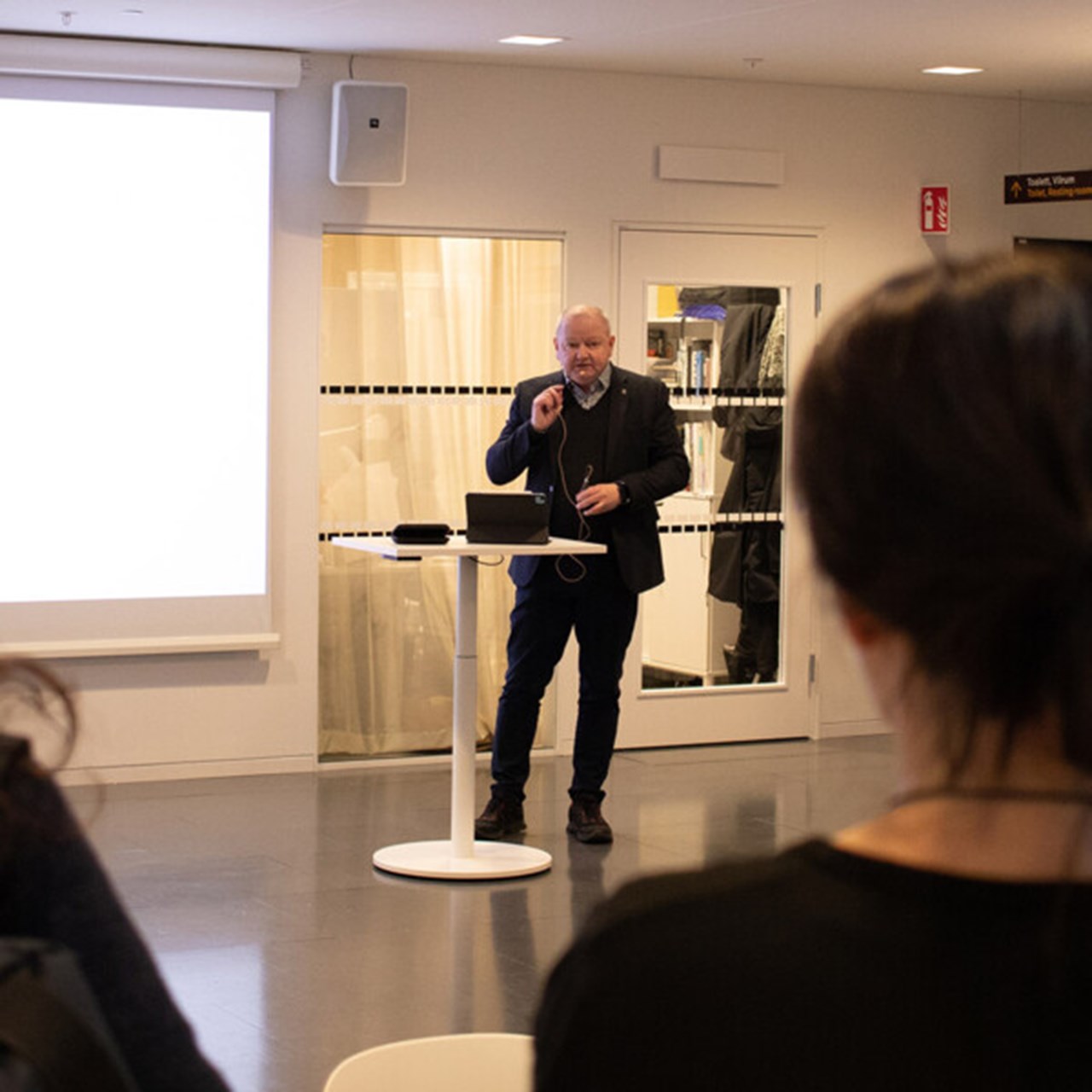 Rektor Hans Adolfsson klipper invigningsbandet till nya biblioteket på Konstnärligt campus.