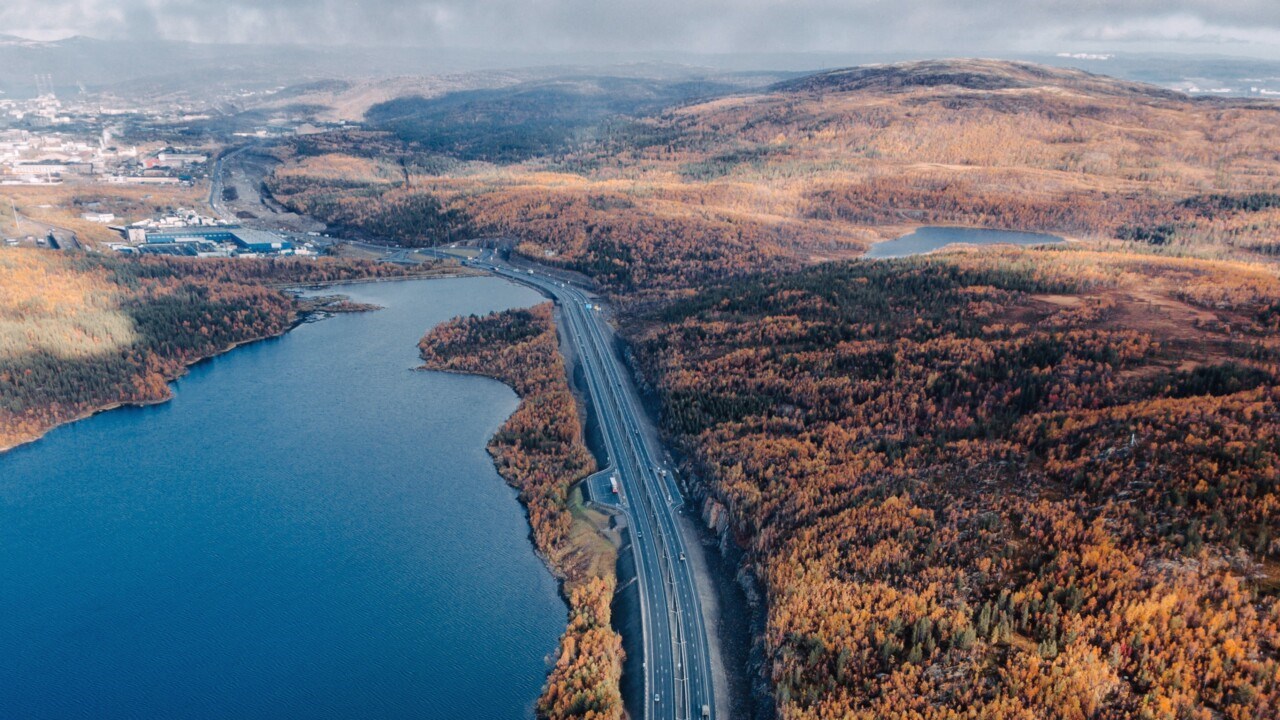 En väg som slingrar sig fram genom landskapet i Murmansk