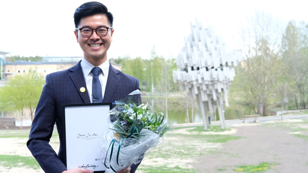 Javier Jo Mai är Umeå universitets Global Swede 2020. På bilden med diplom. 