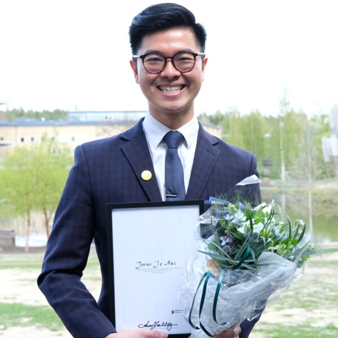 Javier Jo Mai, Umeå University's Global Swede 2020, with his diploma. 