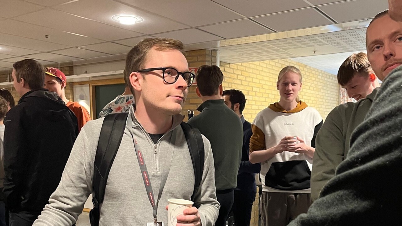 Bild på Jonatan Öberg, alumn från datavetenskap vid Umeå universitet som nyligen börjat jobba på BAE Systems Hägglunds.