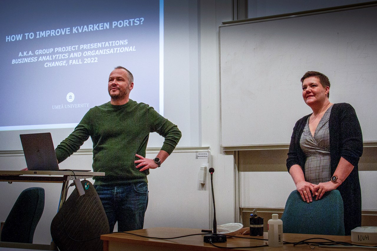 Bild av Johan Sandberg och Ida Bodén vid redovisningen av studentarbeten för Kvarken Ports.