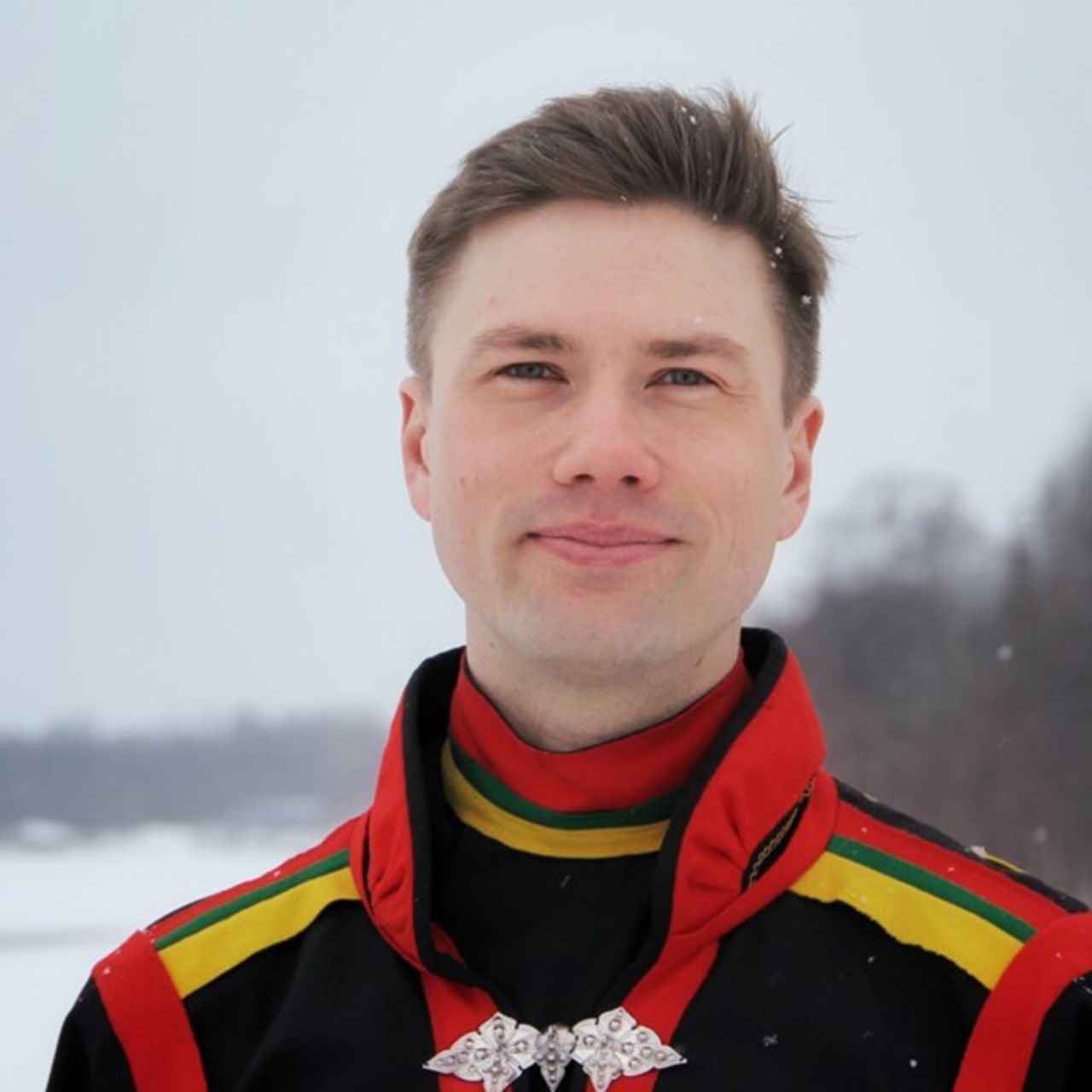 Porträttbild på Jon Petter Stoor i samedräkt utomhus vintertid