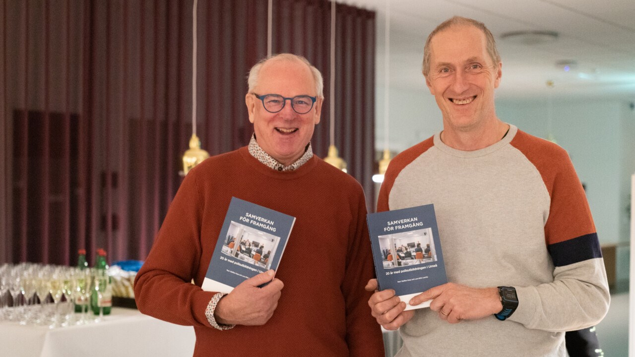 Staffan Karp och Lars-Erik Lauritz, redaktörer för polisutbildningens jubileumsskrift, Umeå universitet.