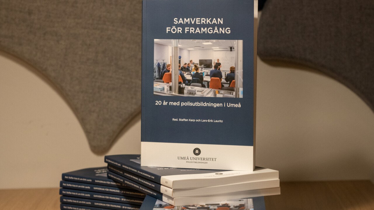 Bild på uubileumsskriften Samverkan för framgång, 20 år med polisutbildningen i Umeå.