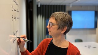 Karin Fahlquist, insititutionen för informatik, skriver på en whiteboard i Learning Lab